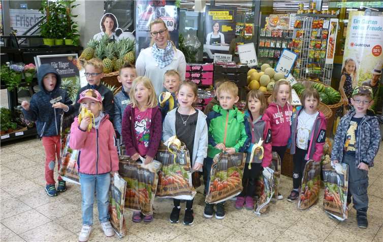 Zum Abschied gab es für jedes Kind noch eine kleine Wegzehrung in Form von Bananen, bunte Broschüren und schicke Taschen.MT