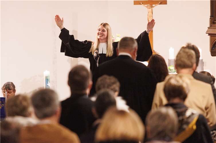 Zum Abschied gibt Pfarrerin Lisa Tumma ihrer Gemeinde den Segen mit auf den Weg. Foto: privat