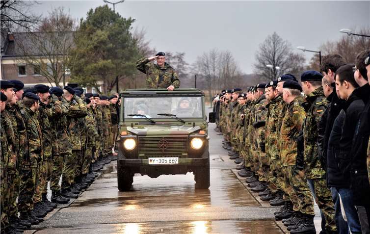 Zum Abschied hatten sich rechts und links neben der Zufahrt zum Kasernentor sechshundert Soldaten und Mitarbeiter des BITS zum Spalier aufgestellt.