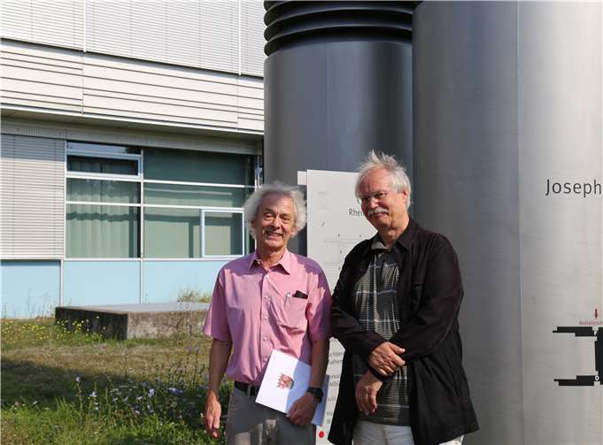 Zum Abschied überreichte Professor Bosselmann-Cyran, Präsident der Hochschule Koblenz, dem Statistikprofessor seine Ruhestandsurkunde. Foto: Patrick Belz