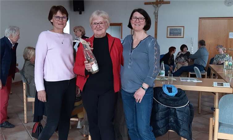 Zum Abschluss bedankten sich Josefine Bonn und Michi Schmitz vom Leitungsteam der FG St. Marien bei Brigitte Kiblitzky mit einem kleinem Präsent für den informativen aber auch sehr emotionalen Abend. Foto: privat