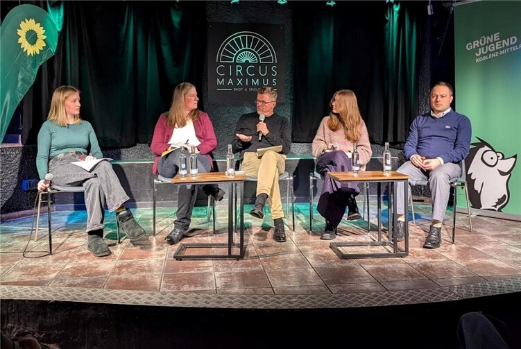 Zum Abschluss bestand Einigkeit unter den Teilnehmenden: Koblenz braucht deutlich mehr bezahlbaren – insbesondere studentischen – Wohnraum, um jungen Menschen eine sichere und lebenswerte Perspektive in der Stadt zu bieten. Foto: Grüne Koblenz