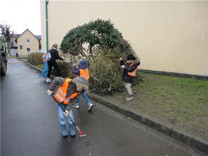 Zum Abschluss beteiligten sie sich an der Müllsammelaktion.