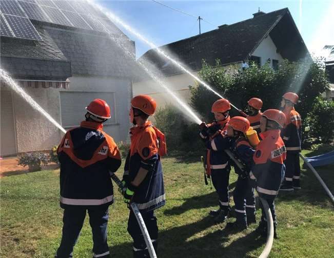 Zum Abschluss der 24-Stunden-Übung brannte ein Dachstuhl, den die Jugendfeuerwehr löschte.Fotos: privat