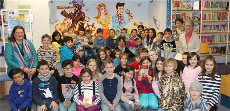 Zum Abschluss der Aktion Adventskalendergeschichten kamen die Klassen 2a und 3d der Joseph-Kehrein-Schule mit ihrer Lehrerin Birgit Pfeiffer (l.) zur Stadtbibliothek. Dort wurden sie von Stadtbürgermeisterin Gabi Wieland (r.) und Bibliotheksleiterin Klaudia Zude begrüßt.Foto: privat