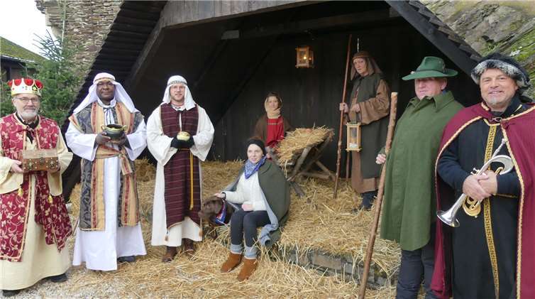 Zum Abschluss der Burgweihnacht erschienendie heiligen drei Könige mit Geschenken.