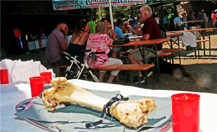 Zum Abschluss der Feierlichkeiten wurde der Kirmesknochen begraben.