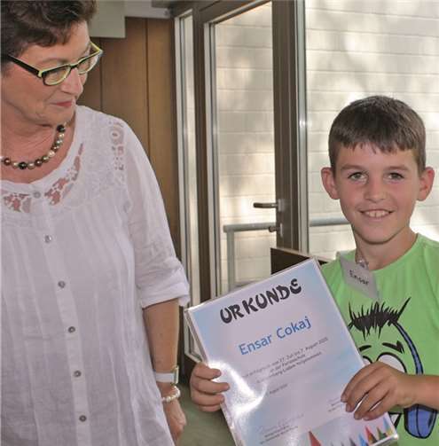 Zum Abschluss der Ferienschule überreichte Bürgermeisterin Renate Offergeld allen teilgenommenen Kindern eine Urkunde.