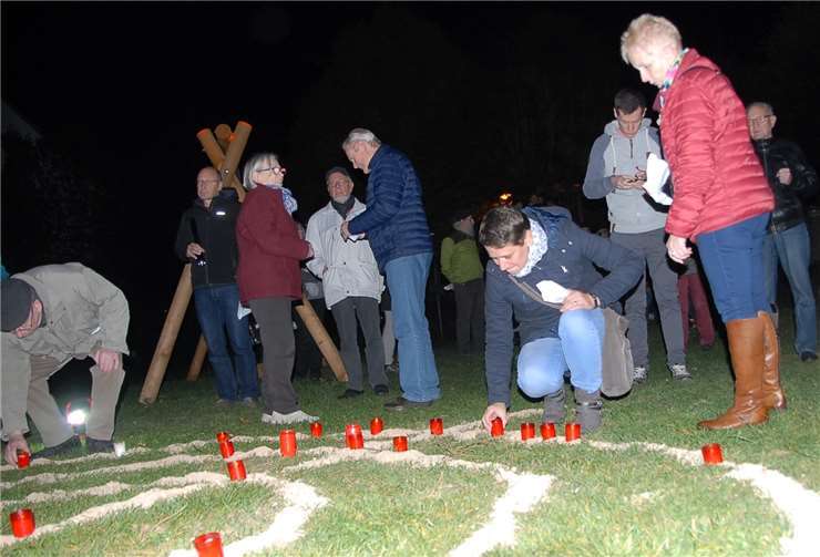 Zum Abschluss der Gedenkfeier stellten die Anwesenden Kerzen auf die auf dem Boden abgebildete jüdische Menora, den siebenarmigen Kerzenleuchter des alttestamentlichen Tempel Salomons.