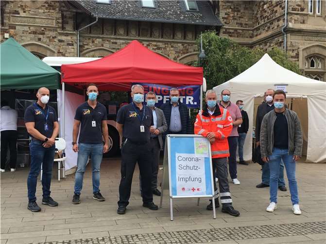 Zum Abschluss der Impfkampagne auf dem Ahrweiler Bahnhofsvorplatz trafen sich (v.l.n.r.) Dirk Schmidt, MVZ Labor Koblenz, Yannick Heller, stellv. Impfzentrumskoordinator Koblenz, Olav Kullak, Impfzentrumskoordinator Koblenz, Erster Kreisbeigeordneter Horst Gies, MdL, Dr. Michael Berbig, Leiter Ärztenetz im Kreis Ahrweiler, Tom Schilling, DRK-Impfkoordinator Koblenz, Daniel Blumenberg, stellv. Impfzentrumskoordinator Ahrweiler, Dr. Stefan Voss, Leiter Gesundheitsamt Ahrweiler und Fabian Schneider, Impfzentrumskoordinator Ahrweiler. Foto: Kreisverwaltung Ahrweiler