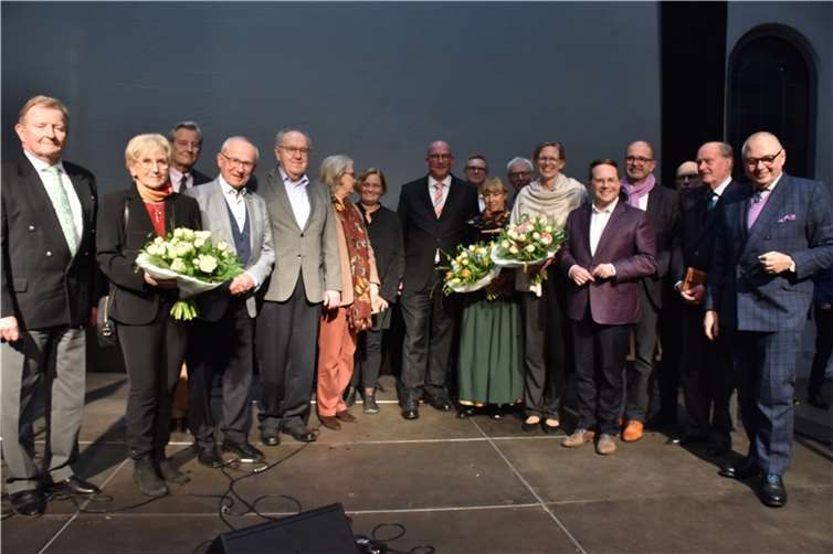 Zum Abschluss der Jubiläumsfeier kamen die Protagonisten auf die Bühne.  Fotos: HEP