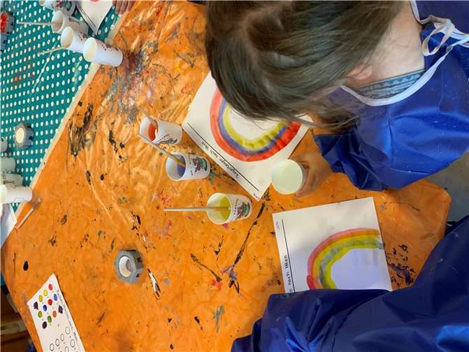 Zum Abschluss der Kunst AG hat jedes Kind eine Mappe mit all seinen Werken. Foto: Haus für Kinder