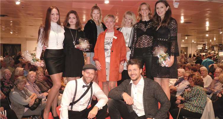 Zum Abschluss der Modenschau posierteMartina Wittenberg –Mitte- mit den Models von R & H Event-Production aus Stralsund.