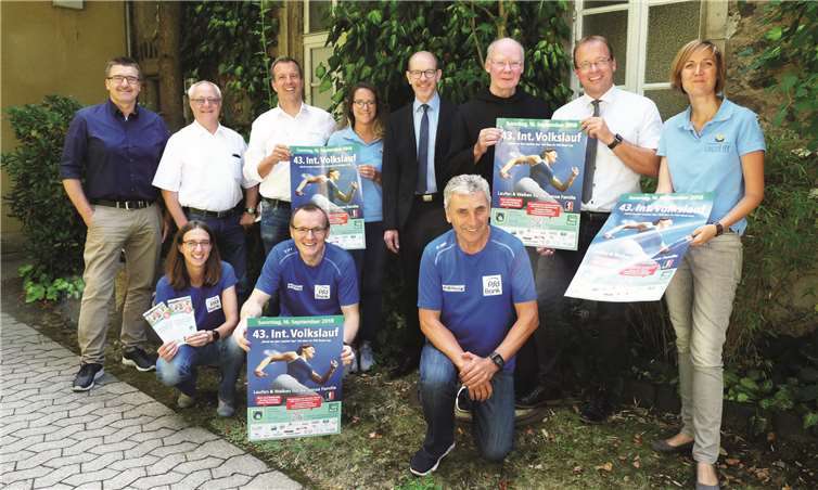 Zum Abschluss der Pressekonferenz stellten die Teilnehmer sich noch einmal für ein gemeinsames Foto in Position. -FRE-