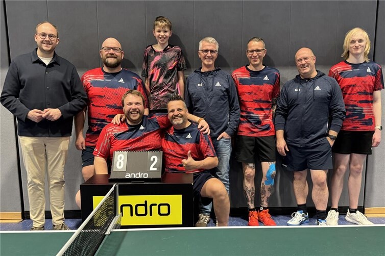 Zum Abschluss der Saison gab es für Tischtennisspieler des VfL Waldbreitbach ein Gruppenfoto mit dem Bürgermeister der Verbandsgemeinde Rengsdorf-Waldbreitbach (links).