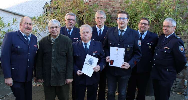 Zum Abschluss der Sitzung wurden langjährige Mitglieder geehrt sowieWilli Schmidtke aus dem aktiven Dienst entlassen und Lukas Schäfer befördert. Foto: -DU-