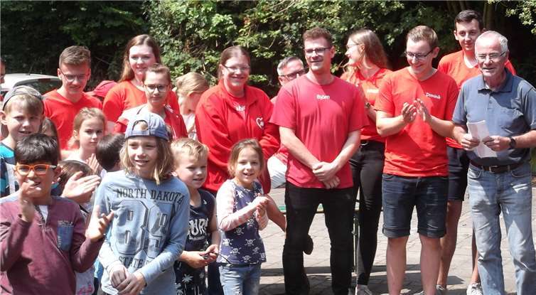 Zum Abschluss der Stadtranderholung würdigte der Bendorfer AWO-Vorsitzende Peter Kirst (r.) das Engagement der ehrenamtlichen Betreuer. Foto: privat