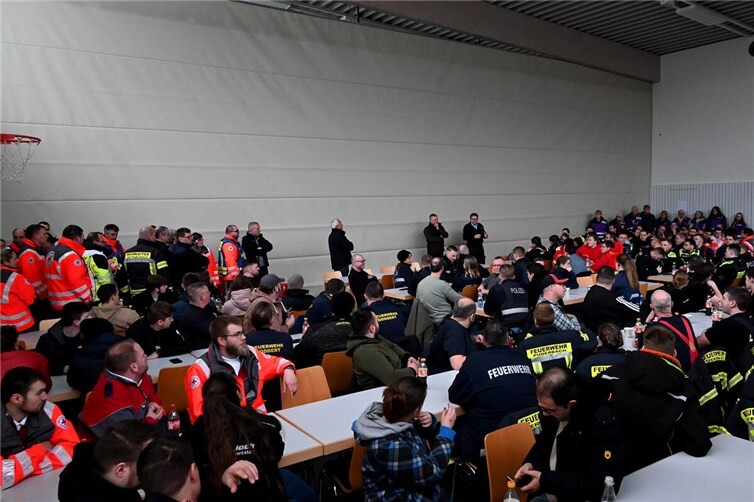 Zum Abschluss der Übung trafen sich alle Beteiligten in Urbach. 