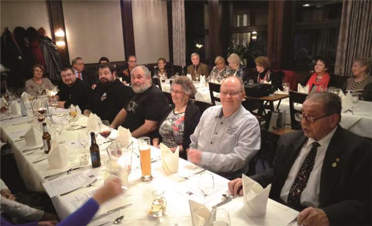 Zum Abschluss der Veranstaltung ließen sich alle Teilnehmer ein gemütliches Abendessenschmecken. privat
