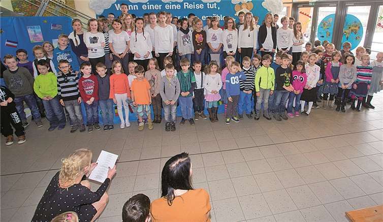 Zum Abschluss der Veranstaltung traten alle Kinder auf die Bühne und sangen das Abschiedslied.