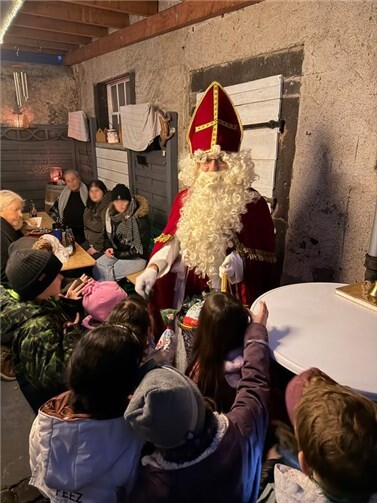 Zum Abschluss der Wanderung gab es eine besondere Überraschung: Der Nikolaus selbst ließ es sich nicht nehmen, vorbeizuschauen und kleine Geschenke an die Kinder zu verteilen. Foto: privat