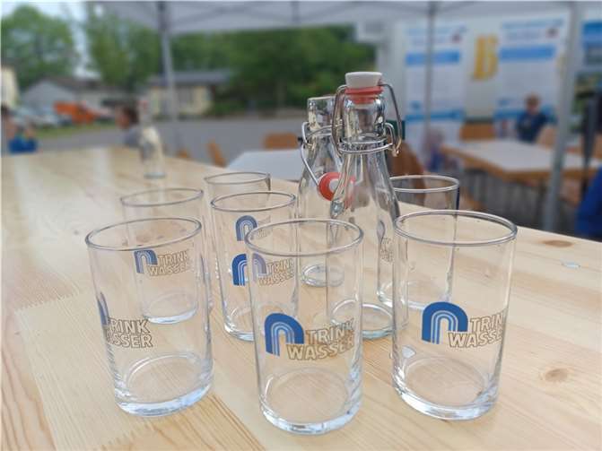 Zum Abschluss der Wasserwanderung gab es auf dem Dorfplatz in Welschneudorf natürlich Wasser zum Trinken, aber auch Bier, Limo und leckere Brötchen.  Foto: VG Montabaur / Christina Weiß