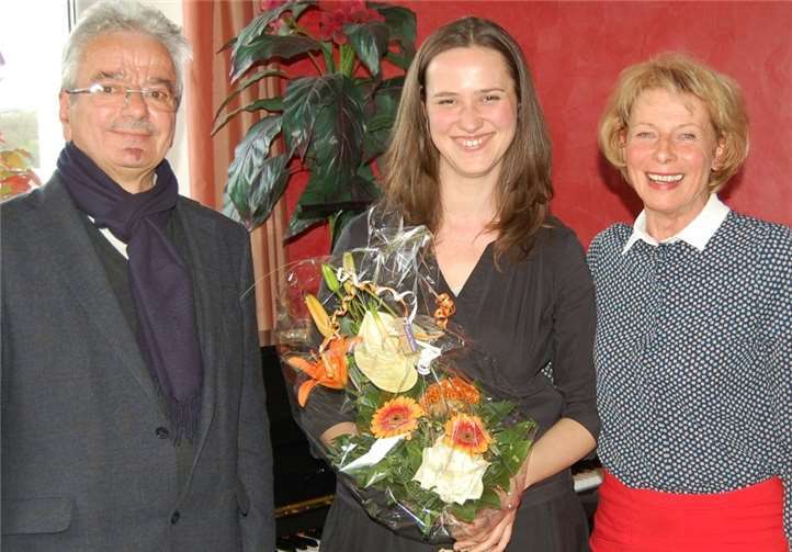 Zum Abschluss der außergewöhnlichen und mitreißenden Veranstaltung dankte Forum-Vorsitzender Bernd Lang den beiden Vortragenden Birgit Letschert (r.) und Lydiya Plastun herzlich.  FA