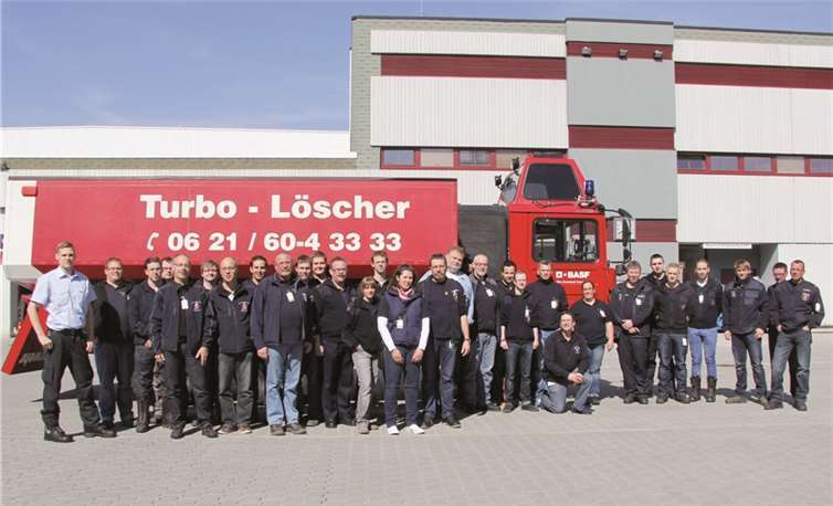 Zum Abschluss der interessanten Tour wurde noch ein Gruppenfoto vor dem Turbolöscher der BASF gemacht. Privat
