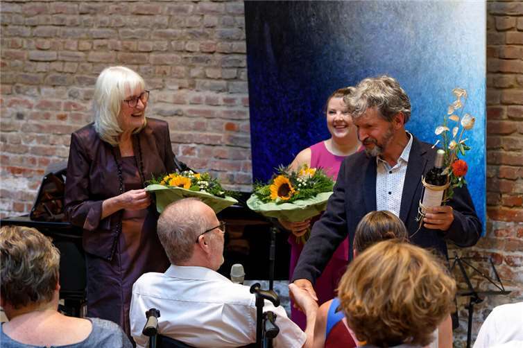 Zum Abschluss der musikalischen Reise belohnte das Publikum die Künstlerinnen mit überschwänglichem Applaus, und der Bürgermeister überreichte zusammen mit Wachtbergs Beigeordneten Swen Christian den beiden Damen sommerlich üppige Blumensträuße.Foto: Gemeinde Wachtberg