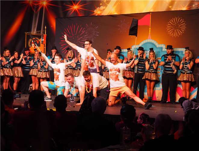 Zum Abschluss des Abends wurde erstmalig das LCV eigeneMännerballett präsentiert. Dieser Tanz hielt keinen Zuschauer mehr auf seinem Platz Fotos: HH