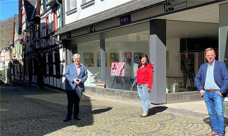 Zum Abschluss des Arbeitstreffens zeigten Stadtbürgermeister Gerhard Hausen und Kulturstadt-Büroleiter Thomas Herschbach der neuen Geschäftsführerin Kristina Neitzert mit der Unkeler Pützgasse ein typisches Motiv und mit der Kulturwerkstatt Koslar/Seidel eine typische Kunsteinrichtung der Kulturstadt. Foto: Kulturstadt Unkel