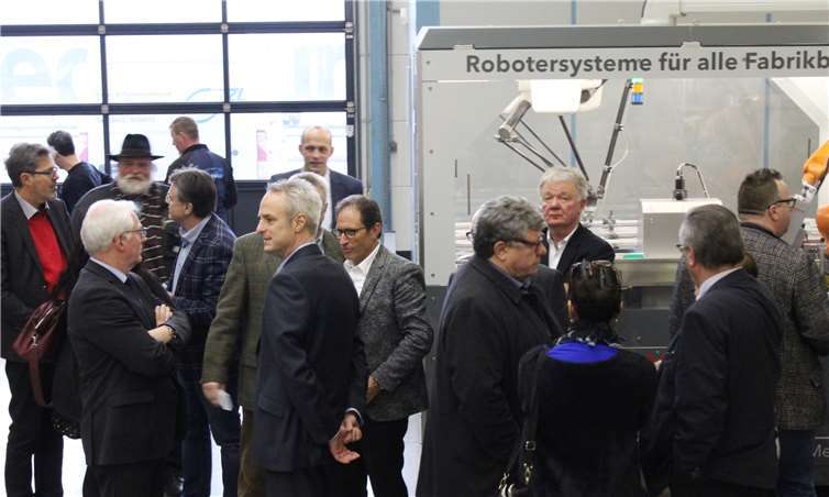Zum Abschluss des Besuchs von Staatssekretär Andy Becht führte Ulli Koch die Gäste durch die Montagehallen, in der sie Roboter im Testbetrieb sehen konnten.