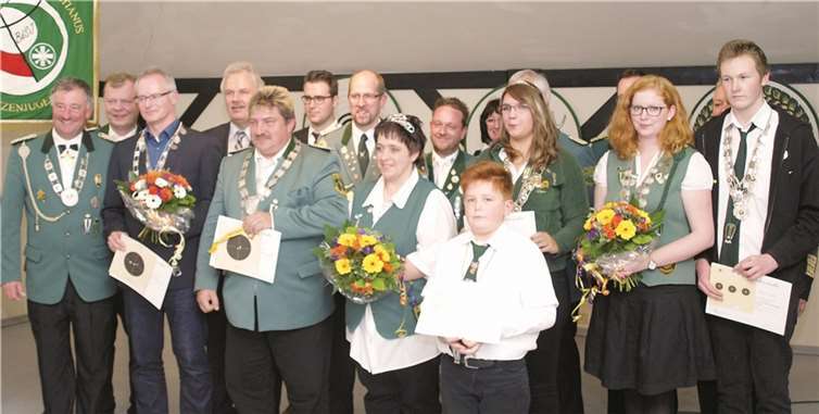 Zum Abschluss des Bezirksschützenfestes in Adendorf stellten sich die neuen Bezirksmajestäten zum obligatorischen Siegerfoto auf.JOST