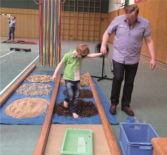 Zum Abschluss des Blindenparcours ging es für alle Teilnehmer durch einen abwechslungsreichen Barfußpfad, der durch verschieden Untergründe, wie Sand, feiner Kies, grober Kies, Stroh, Rindenmulch und Wasser führte.privat
