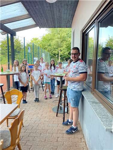 Zum Abschluss des Camps wurden die Kinder nicht nur mit einer Urkunde und einem exklusiven Trikot belohnt, sondern auch mit einem Grillabend und einer Übernachtung im Tennishaus.