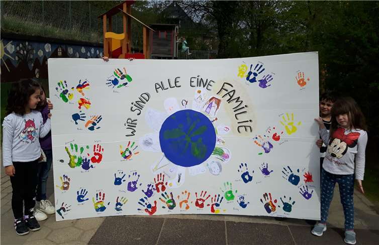 Zum Abschluss des Familiennachmittags konnten sich die Teilnehmer mit ihren Handabdrücken auf der Leinwand verewigen.  privat