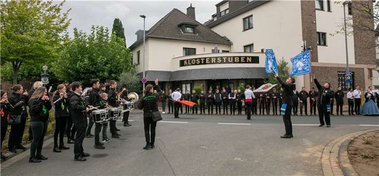Zum Abschluss des Festzuges beim Junggesellenfestes in Heimerzheim zeigten die Fähnriche sämtlicher anwesender Junggesellenvereine können auf der Kölner Straße. Foto: JOST