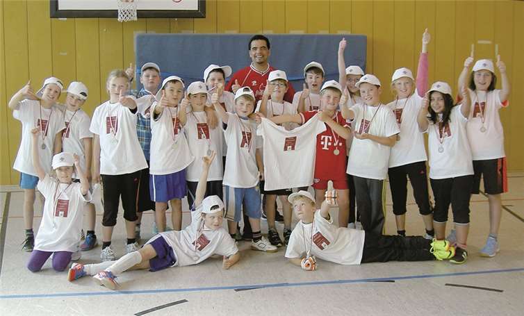 Zum Abschluss des Fußball-Trainingstags konnten alle teilnehmenden Viertklässler über Medaillen, T-Shirts und Kappen freuen. privat