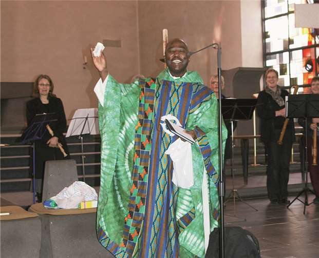 Zum Abschluss des Gottesdienstes sang Kooperator Ngolit William noch ein Lied in seiner Muttersprache, in dem er Gott dankte.