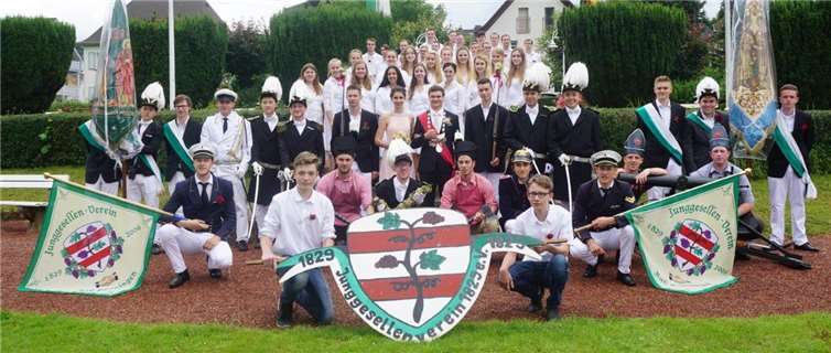 Zum Abschluss des Königszuges präsentierte sich der Junggesellenverein auch bei seiner 187. Kirmes traditionell im Rosengarten. STUKO