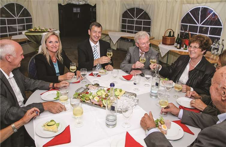 Zum Abschluss des Konzertes trafen sich Weggefährten und Freunde zu einem Umtrunk.