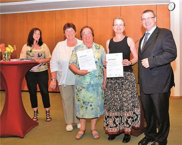 Zum Abschluss des Mentoringprojektes erhielten alle Frauen ihr Teilnahmezertifikat. Hier freuen sich die Gleichstellungsbeauftragte Lea Bales (links), Christel Zimmermann von den Landfrauen und Landrat Dr. Alexander Saftig mit der Mentorin Christa Gügel und ihrer Mentee Heike Brücher.  Privat