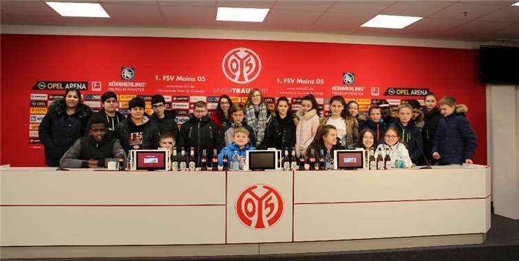 Zum Abschluss des Projektes „Gewaltprävention“ lud der Gastgeber Mainz 05 die Schülerinnen und Schüler der Realschule plus Untermosel zu einem Gruppenfoto in den Pressekonferenzraum ein. Foto: Realschule plus Untermosel