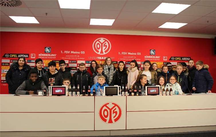 Zum Abschluss des Projektes lud der Gastgeber Mainz 05 die Schülerinnen und Schüler der Realschule plus Untermosel zu einem Gruppenfoto in den Pressekonferenzraum ein. Foto: Realschule plus Untermosel