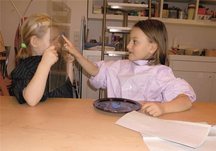 Zum Abschluss des Projektes malten sich die Kinder in Zweiergruppen im Arp Museum. privat