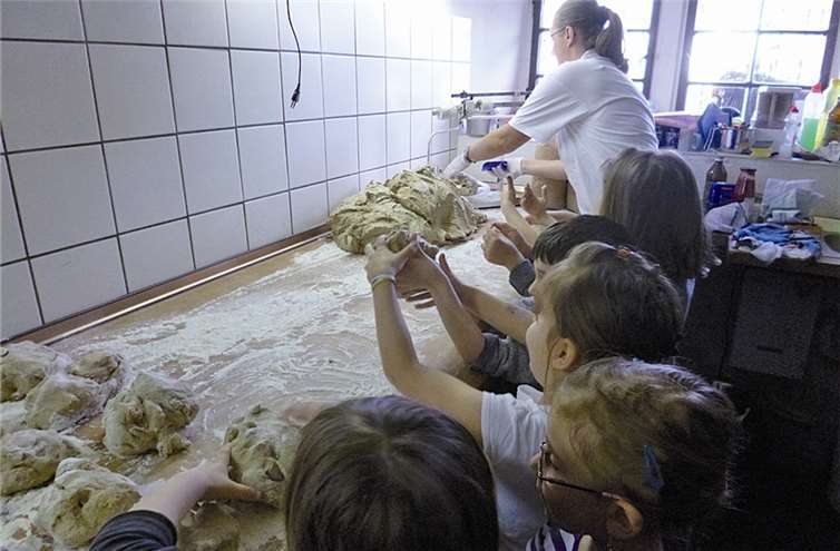 Zum Abschluss des Projektes wurde mit dem Backes Verein Bandorf fleißig frischesBrot gebacken. privat