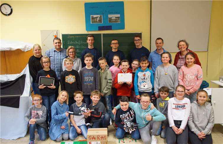 Zum Abschluss des Projekts stellten Grundschüler ihre selbst gebauten Roboter vor, die sie mit Hilfe von Tablets über Parcours steuerten. Fotos: privat