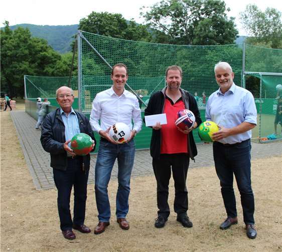 Zum Abschluss des Rundgangs überreichte die FWG Bad Ems ein paar Fußbälle und einen kleinen Umschlag.