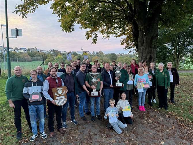 Zum Abschluss des VG-Pokalschießens konnte Jörg Lempertz, Bürgermeister VG Mendig, mit Christoph Nolden, Brudermeister St. Sebastianus Schützenbruderschaft Obermendig, Urkunden, Preise und Pokale überreichen.  Foto: Ulrich Eckard/Schützen Obermendig