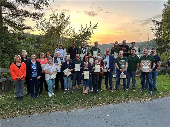 Zum Abschluss des VG-Pokalschießens lachte auch die Abendsonne mit den Siegern und Platzierten.  Foto: VG-Verwaltung Mendig/Stefan Pauly